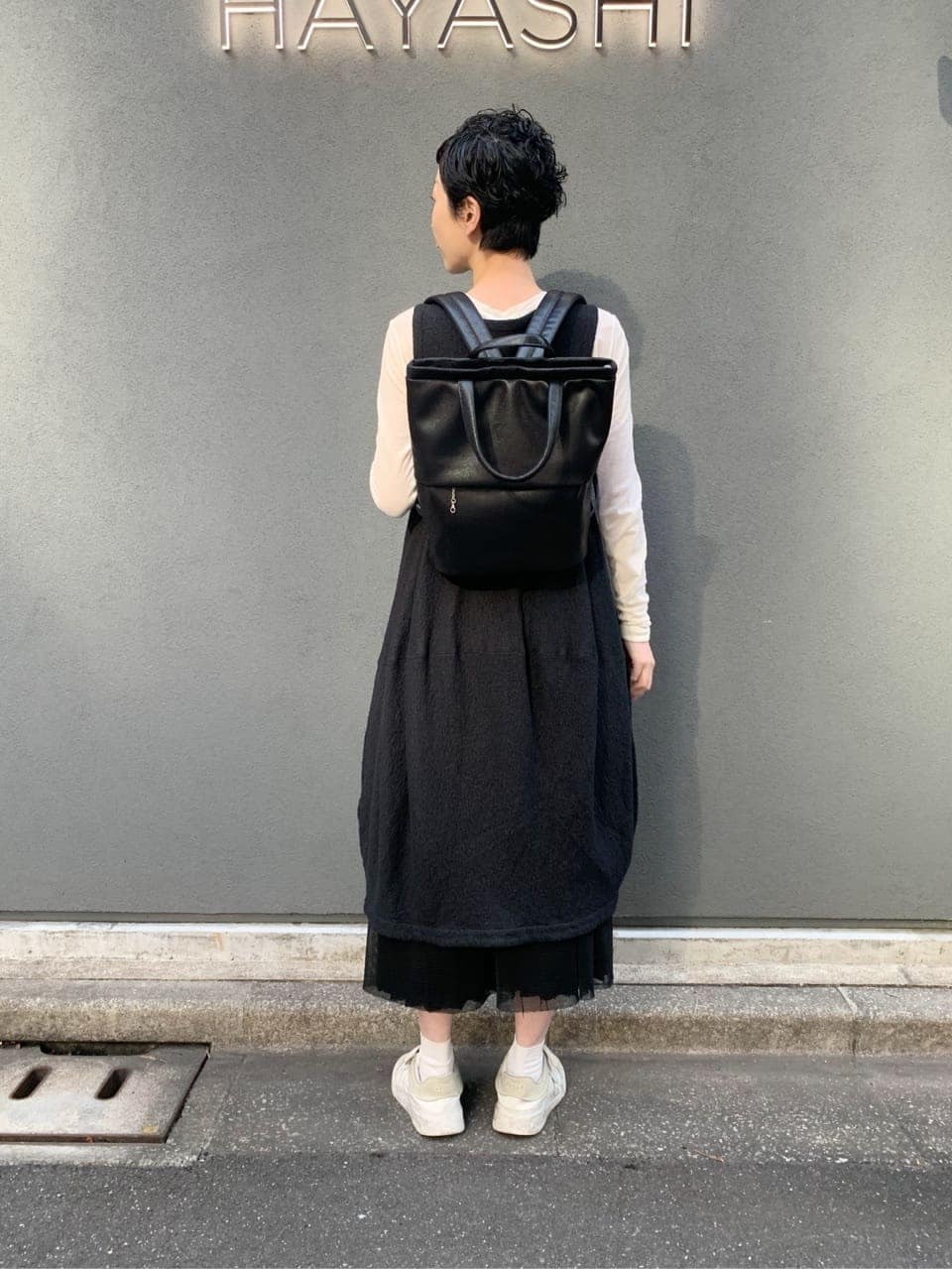 ブラック系のバックパック/リュックを着用したレディースの春コーディネートの2枚目の写真