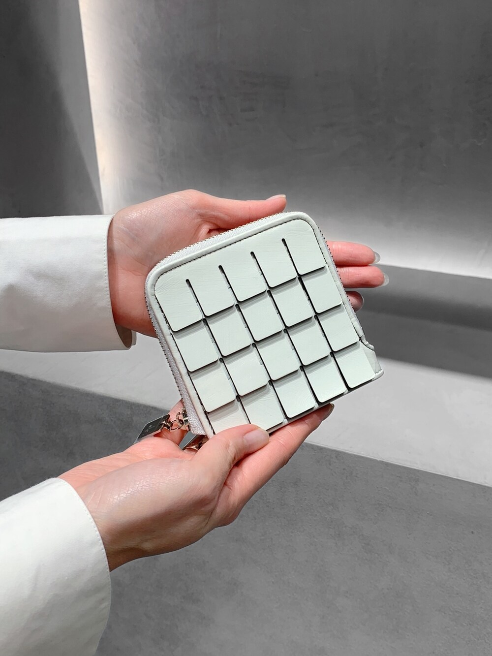 ホワイト系の財布、ブラック系の財布を着用したレディースの冬コーディネートの3枚目の写真