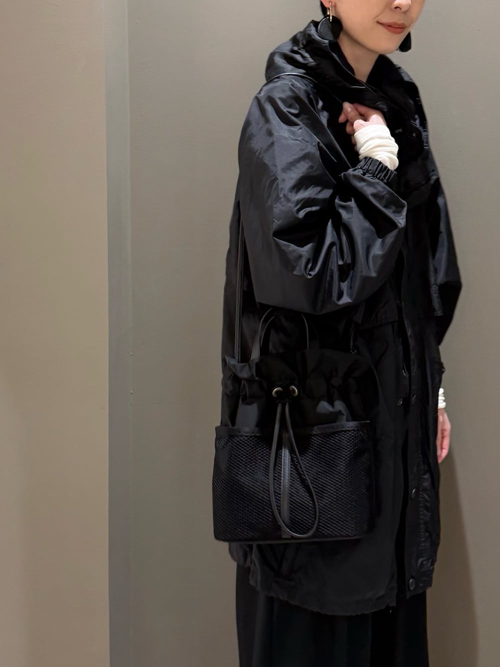 ブラック系のショルダーバッグ、シルバー系のリング、シルバー系のリングを着用したレディースの春コーディネートの3枚目の写真