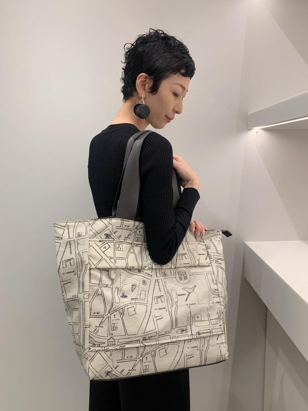 ベージュ系のボストンバッグを着用したレディースの秋コーディネートの3枚目の写真