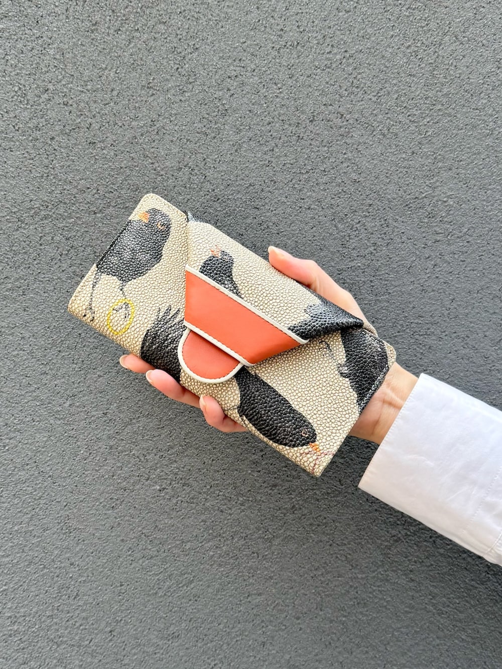 オレンジ系の財布、オレンジ系の財布を着用したレディースの冬コーディネートの3枚目の写真