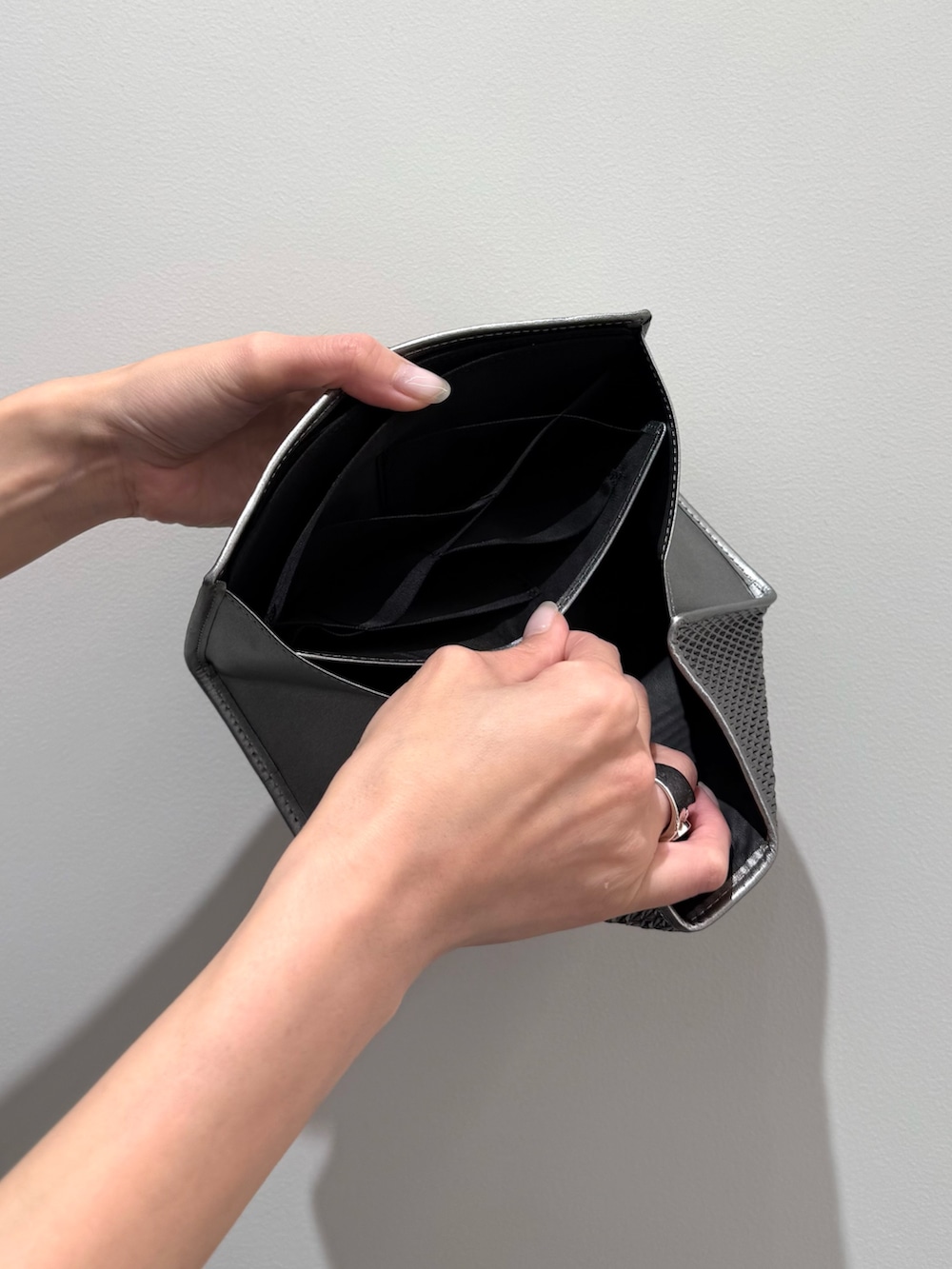 シルバー系の財布、シルバー系の財布を着用したレディースの夏コーディネートの5枚目の写真