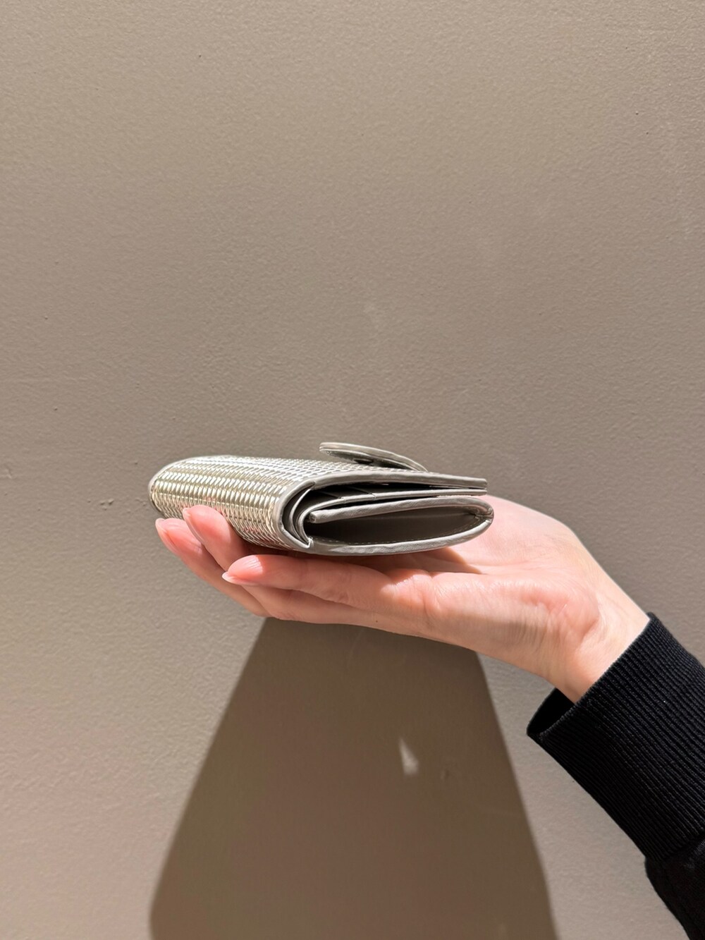 ゴールド系の財布、ゴールド系の財布を着用したレディースの春コーディネートの4枚目の写真