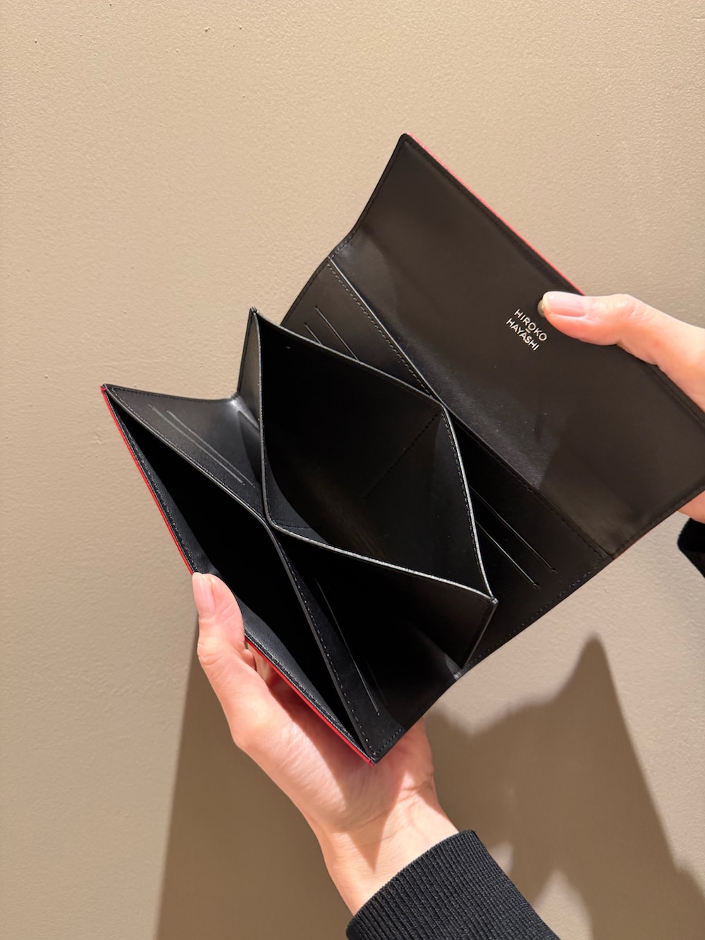 レッド系の財布、ブラック系の財布を着用したレディースの春コーディネートの7枚目の写真