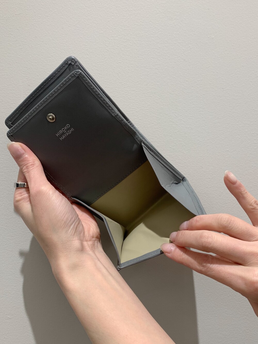 オレンジ系の財布を着用したレディースの春コーディネートの6枚目の写真