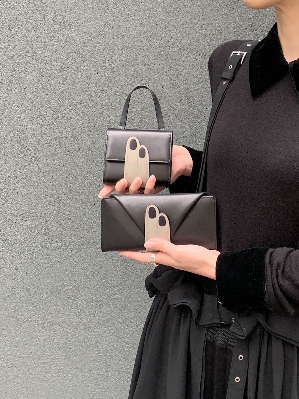 ブラック系の財布、ブラック系の財布を着用したレディースの春コーディネートの2枚目の写真