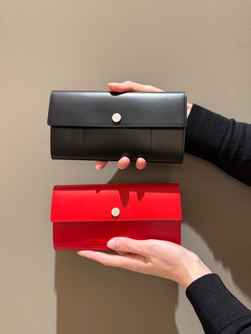 レッド系の財布、ブラック系の財布を着用したレディースの春コーディネートの2枚目の写真