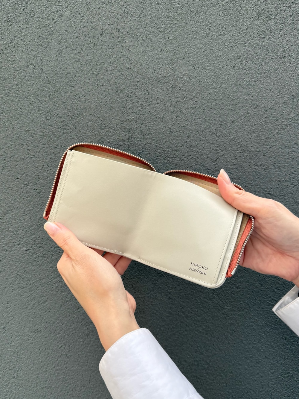 オレンジ系の財布、オレンジ系の財布を着用したレディースの冬コーディネートの9枚目の写真