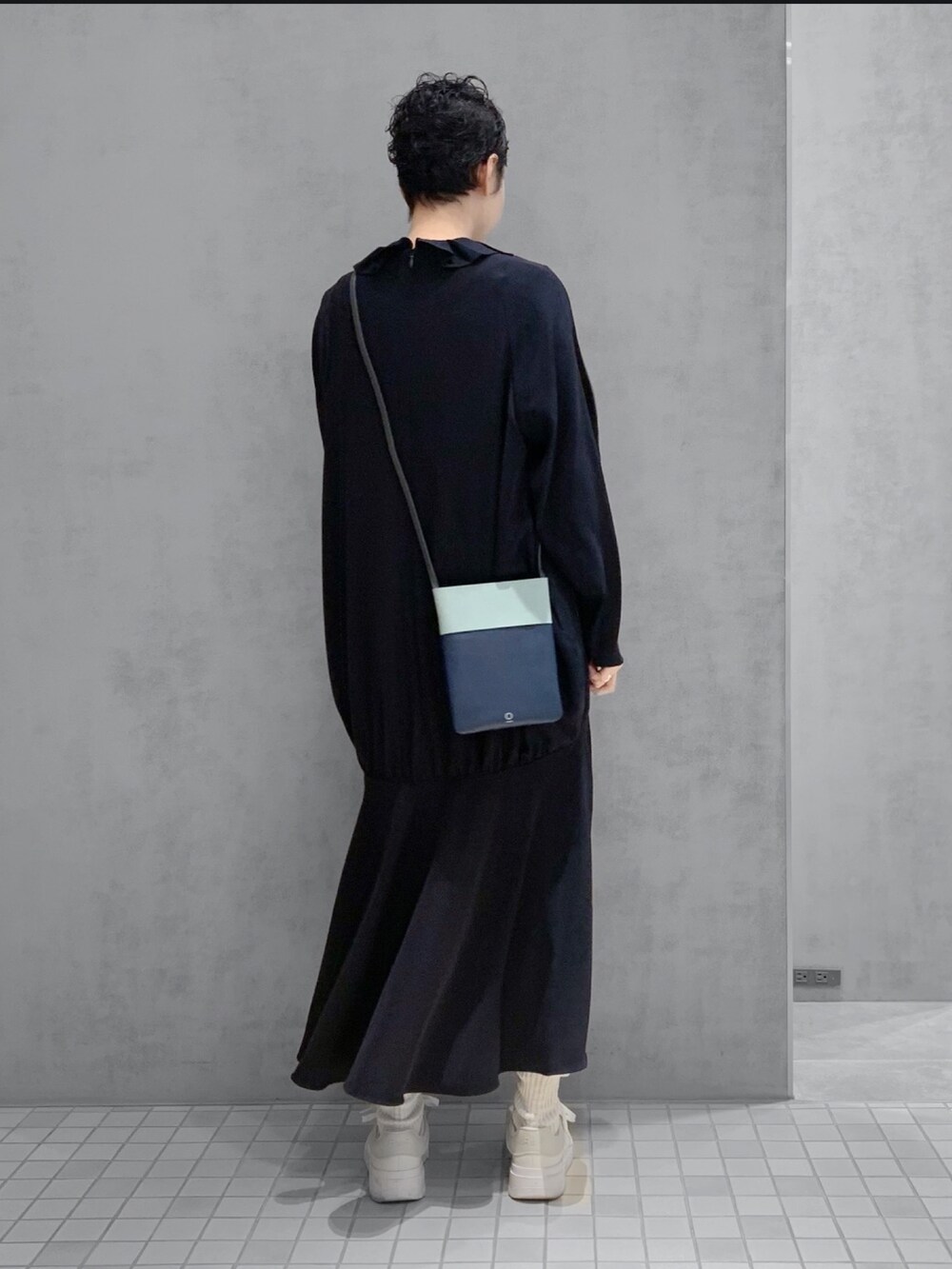 ブラック系のショルダーバッグを着用したレディースの冬コーディネートの4枚目の写真