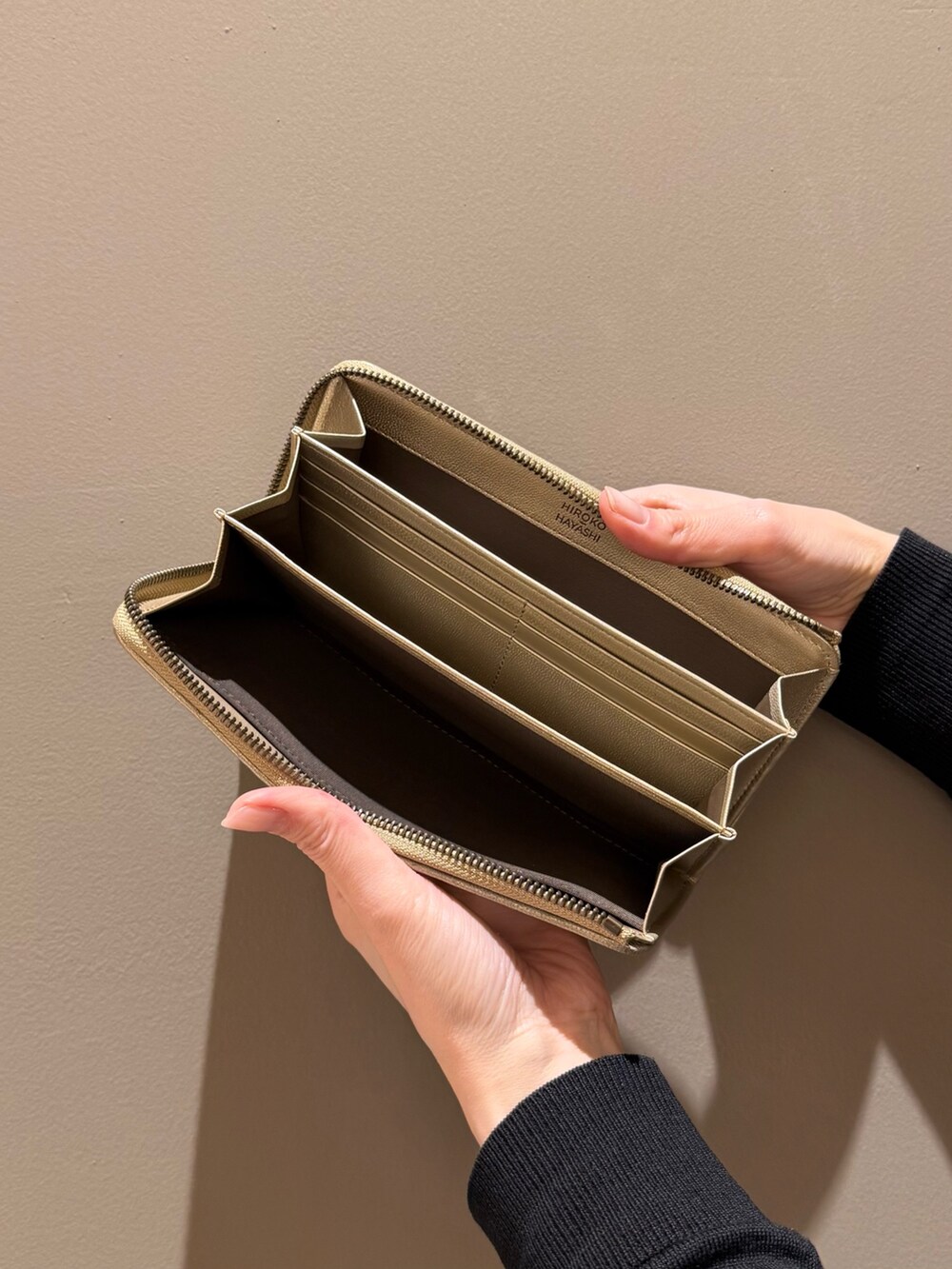 シルバー系の財布、ゴールド系の財布を着用したレディースの春コーディネートの7枚目の写真