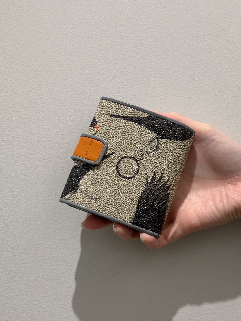 オレンジ系の財布を着用したレディースの春コーディネートの7枚目の写真