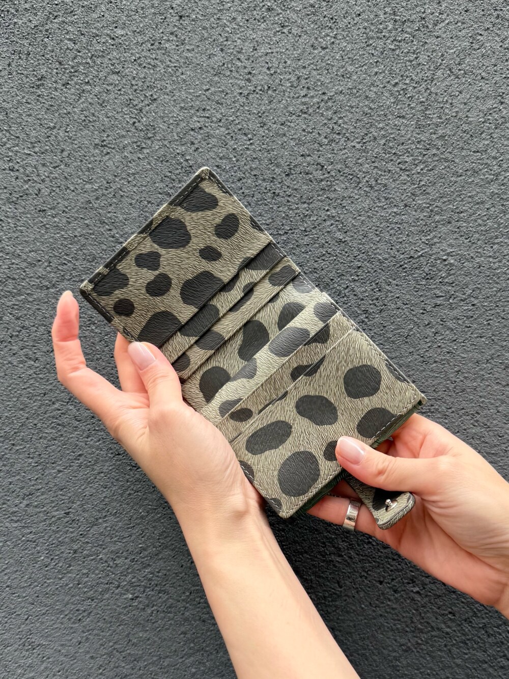 グリーン系の財布、グリーン系の財布を着用したレディースの夏コーディネートの5枚目の写真