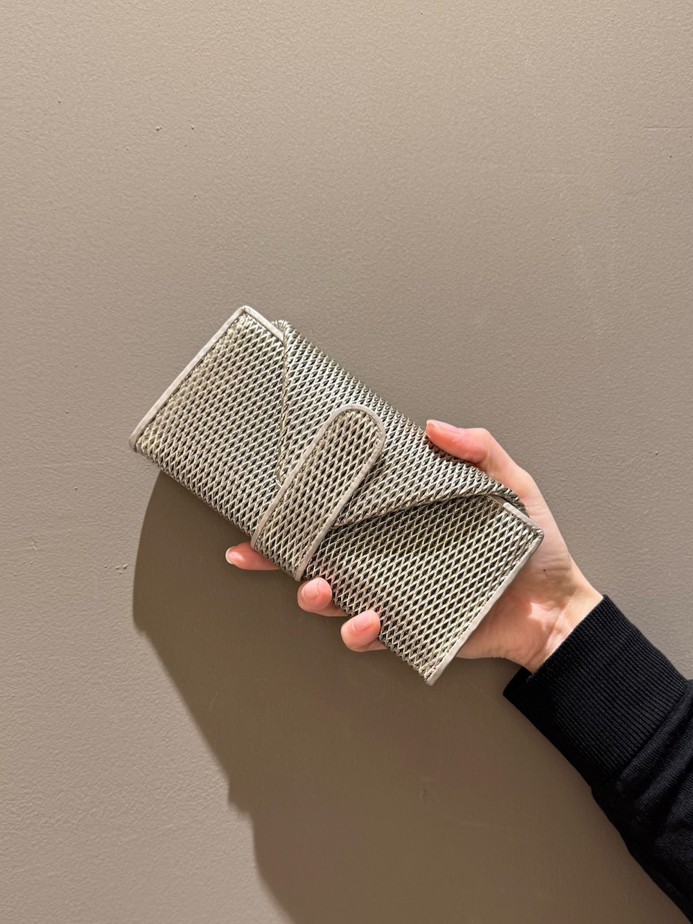 ゴールド系の財布、ゴールド系の財布を着用したレディースの春コーディネートの2枚目の写真