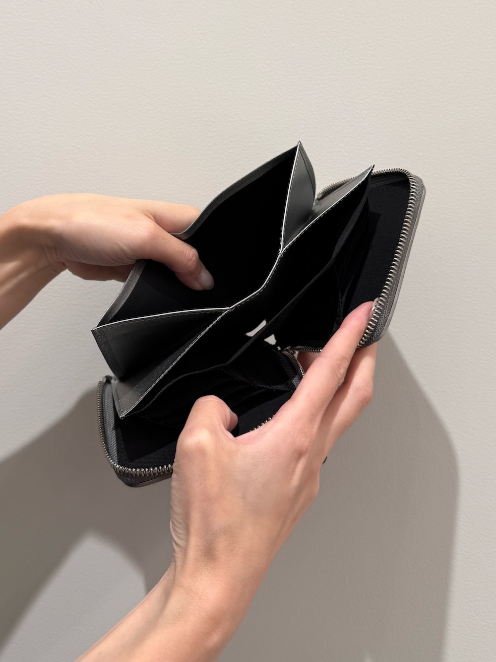 シルバー系の財布、シルバー系の財布を着用したレディースの夏コーディネートの8枚目の写真