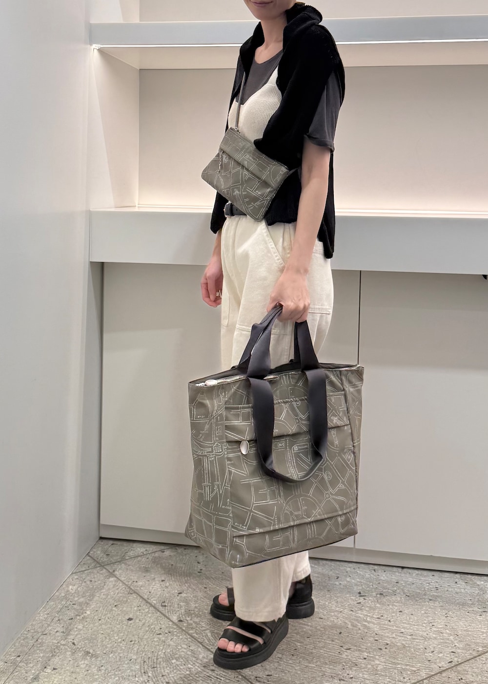 ベージュ系のボストンバッグ、ベージュ系のショルダーバッグを着用したレディースの夏コーディネートの2枚目の写真