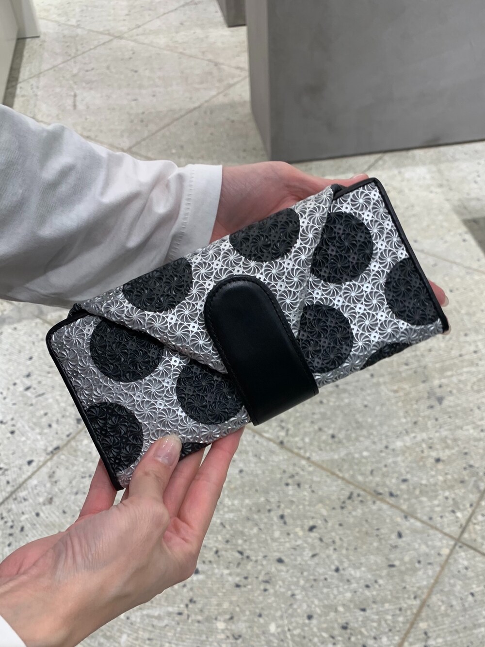 シルバー系の財布、シルバー系の財布を着用したレディースの秋コーディネートの7枚目の写真