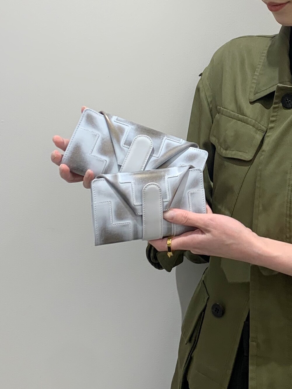 グレー系の財布、グレー系の財布を着用したレディースの春コーディネートの2枚目の写真