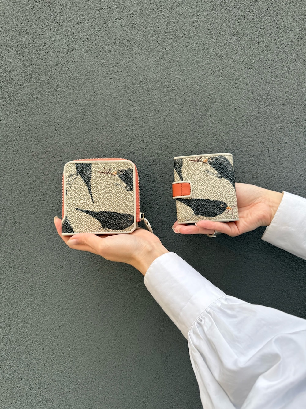 オレンジ系の財布、オレンジ系の財布を着用したレディースの冬コーディネートの3枚目の写真