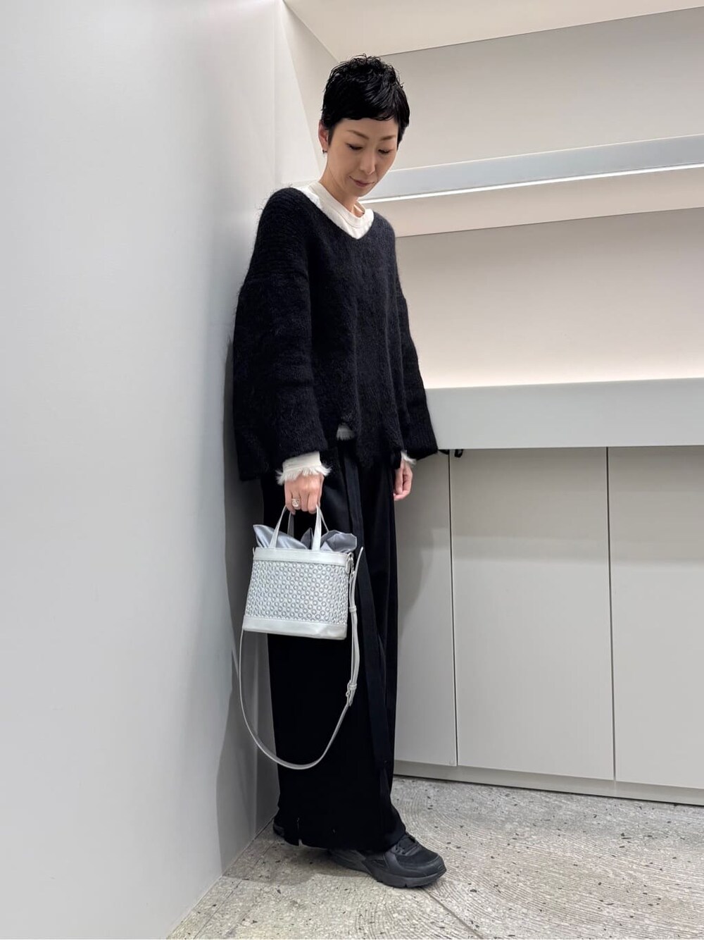 シルバー系のショルダーバッグを着用したレディースの春コーディネートの10枚目の写真