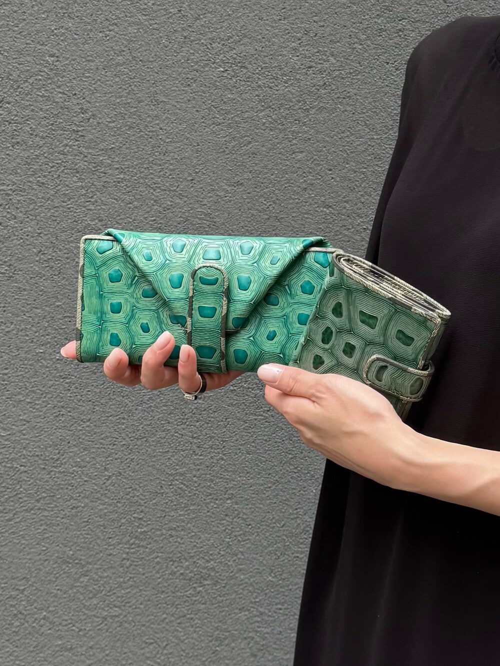 グリーン系の財布、グリーン系の財布を着用したレディースの夏コーディネートの3枚目の写真