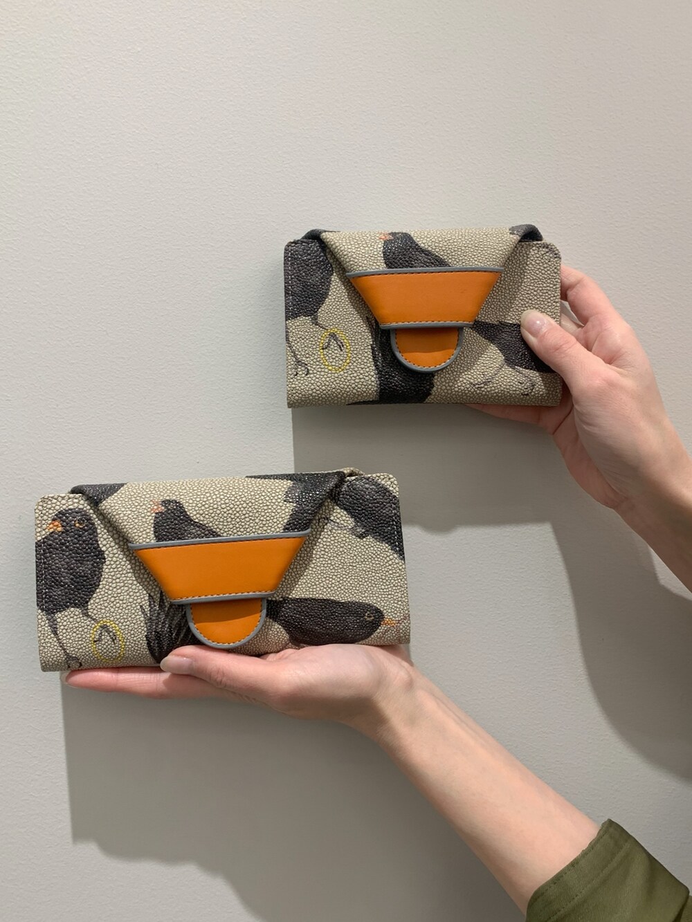 オレンジ系の財布、オレンジ系の財布を着用したレディースの春コーディネートの2枚目の写真