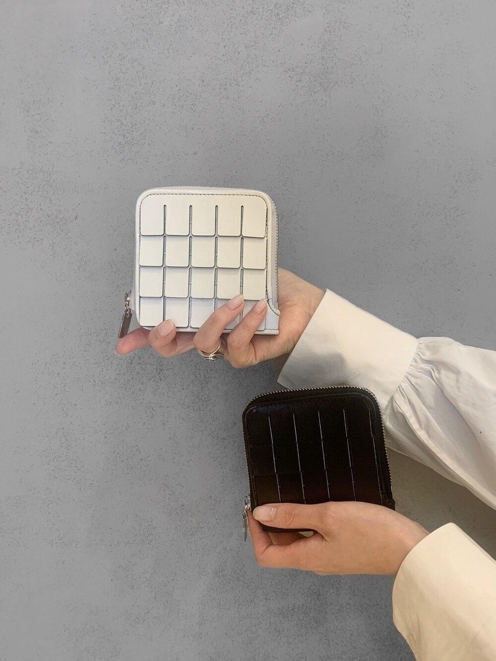 ホワイト系の財布、ブラック系の財布を着用したレディースの冬コーディネートの2枚目の写真