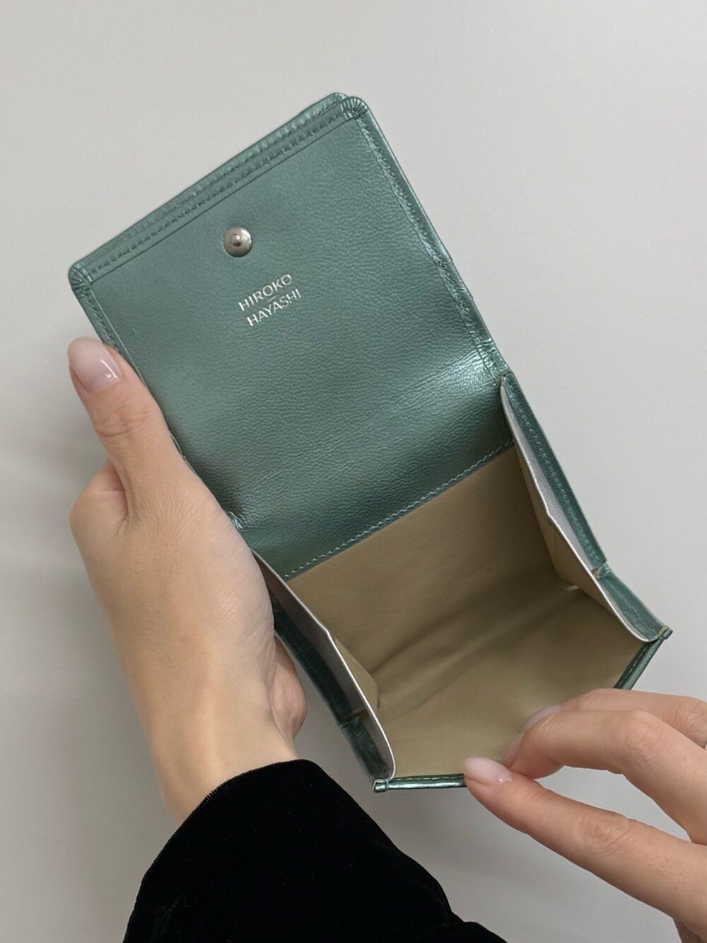 グリーン系の財布、グリーン系の財布を着用したレディースの秋コーディネートの7枚目の写真