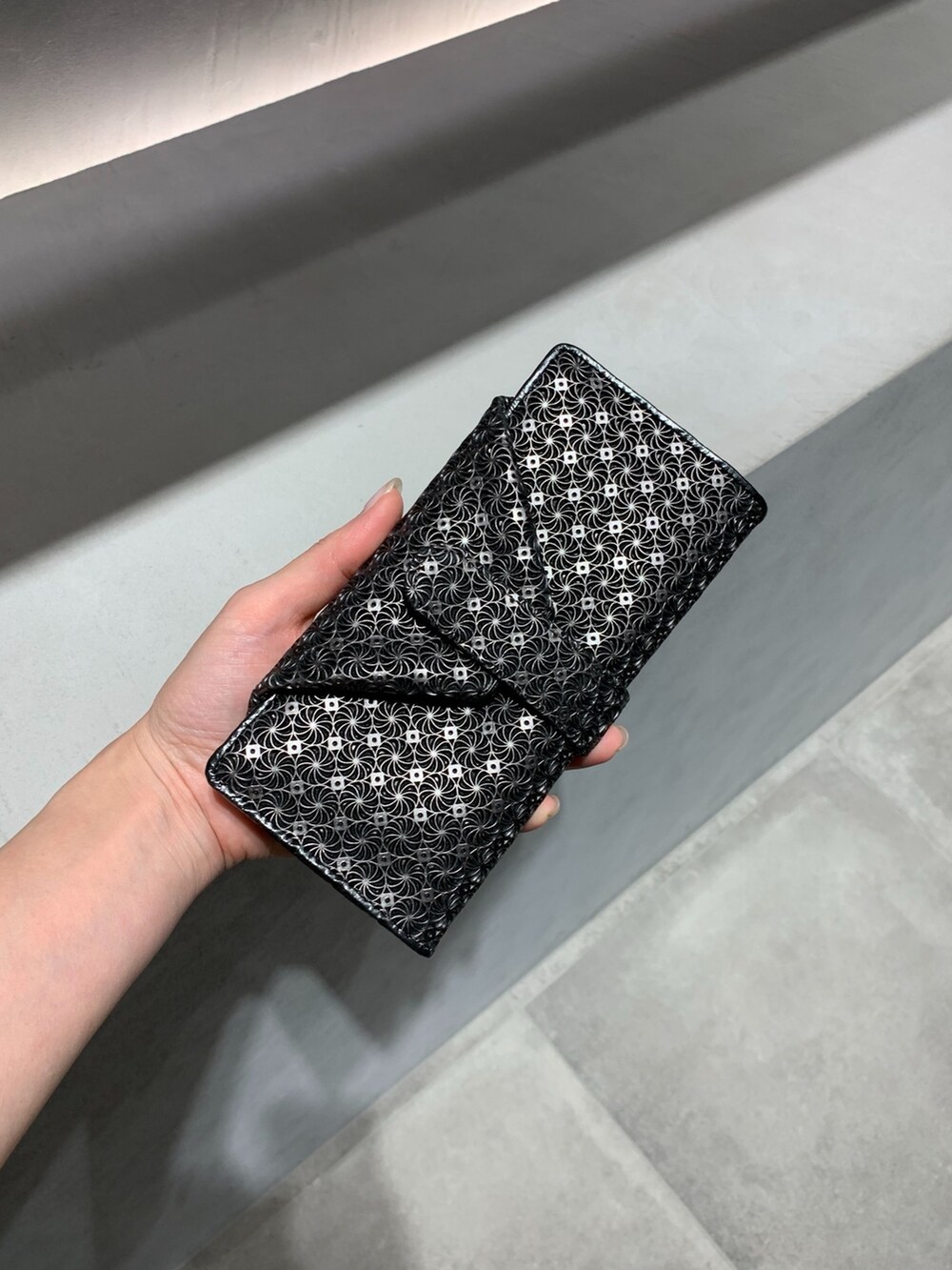 ブラック系の財布、シルバー系の財布を着用したレディースの春コーディネートの3枚目の写真