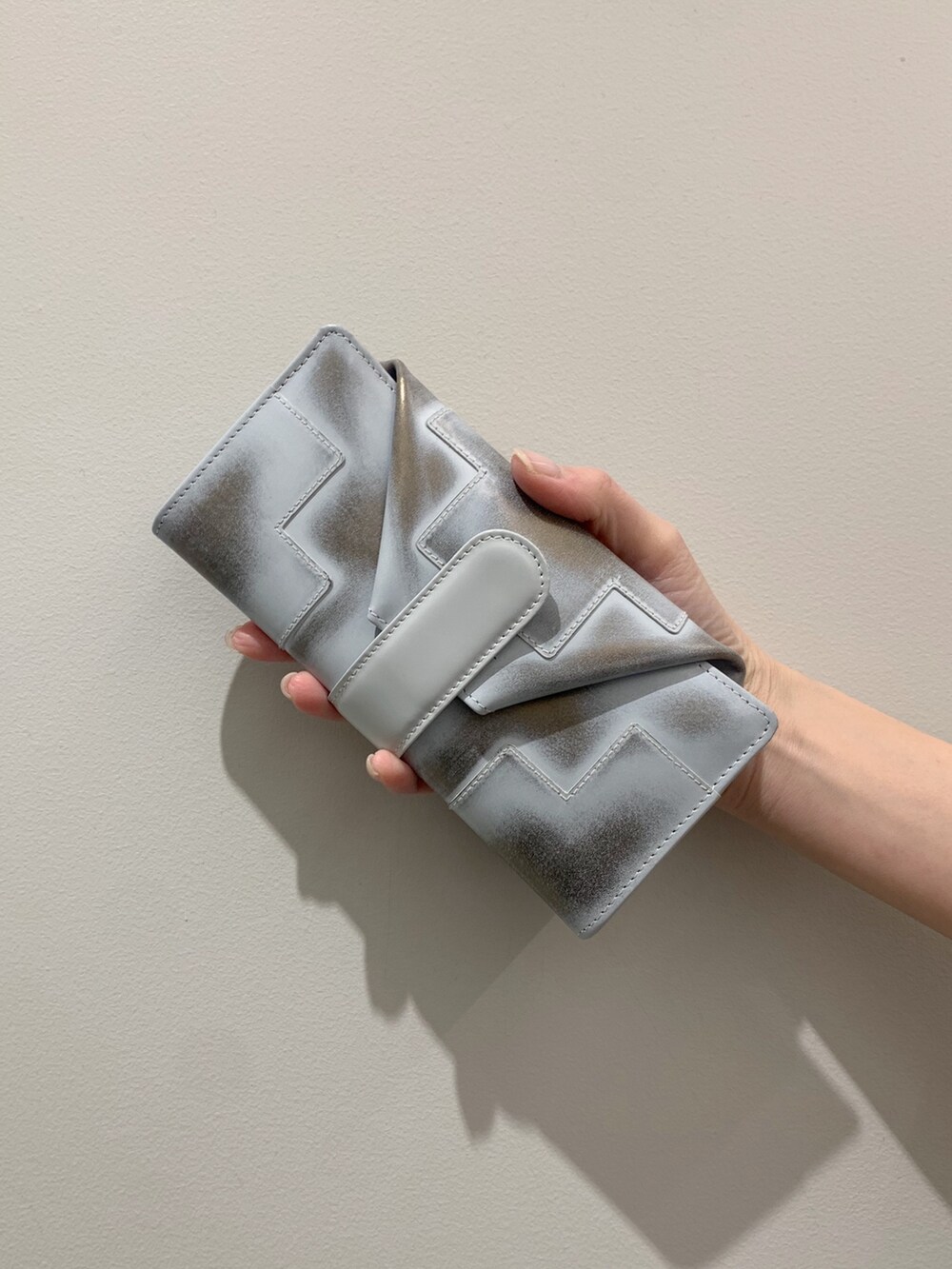 グレー系の財布、グレー系の財布を着用したレディースの春コーディネートの4枚目の写真