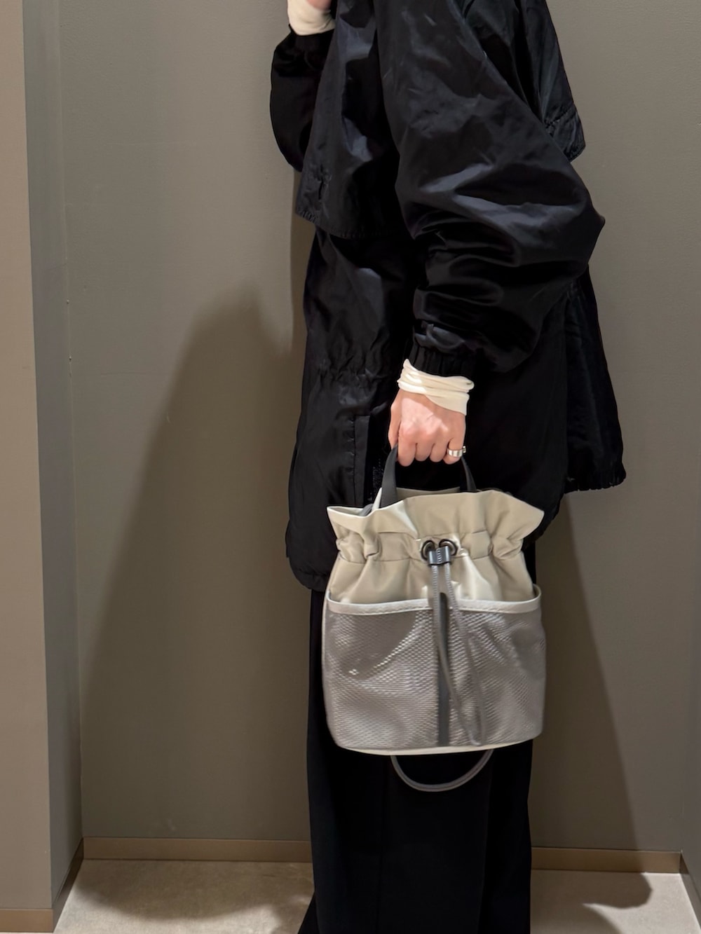 グレー系のショルダーバッグ、シルバー系のリング、シルバー系のリングを着用したレディースの春コーディネートの3枚目の写真