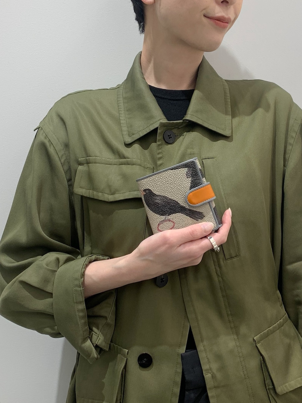 オレンジ系のショルダーバッグ、オレンジ系の財布を着用したレディースの春コーディネートの3枚目の写真