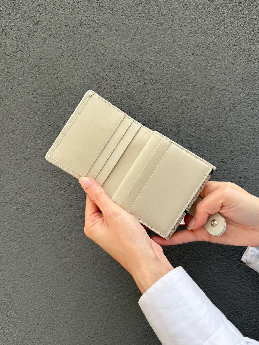 オレンジ系の財布、オレンジ系の財布を着用したレディースの冬コーディネートの5枚目の写真