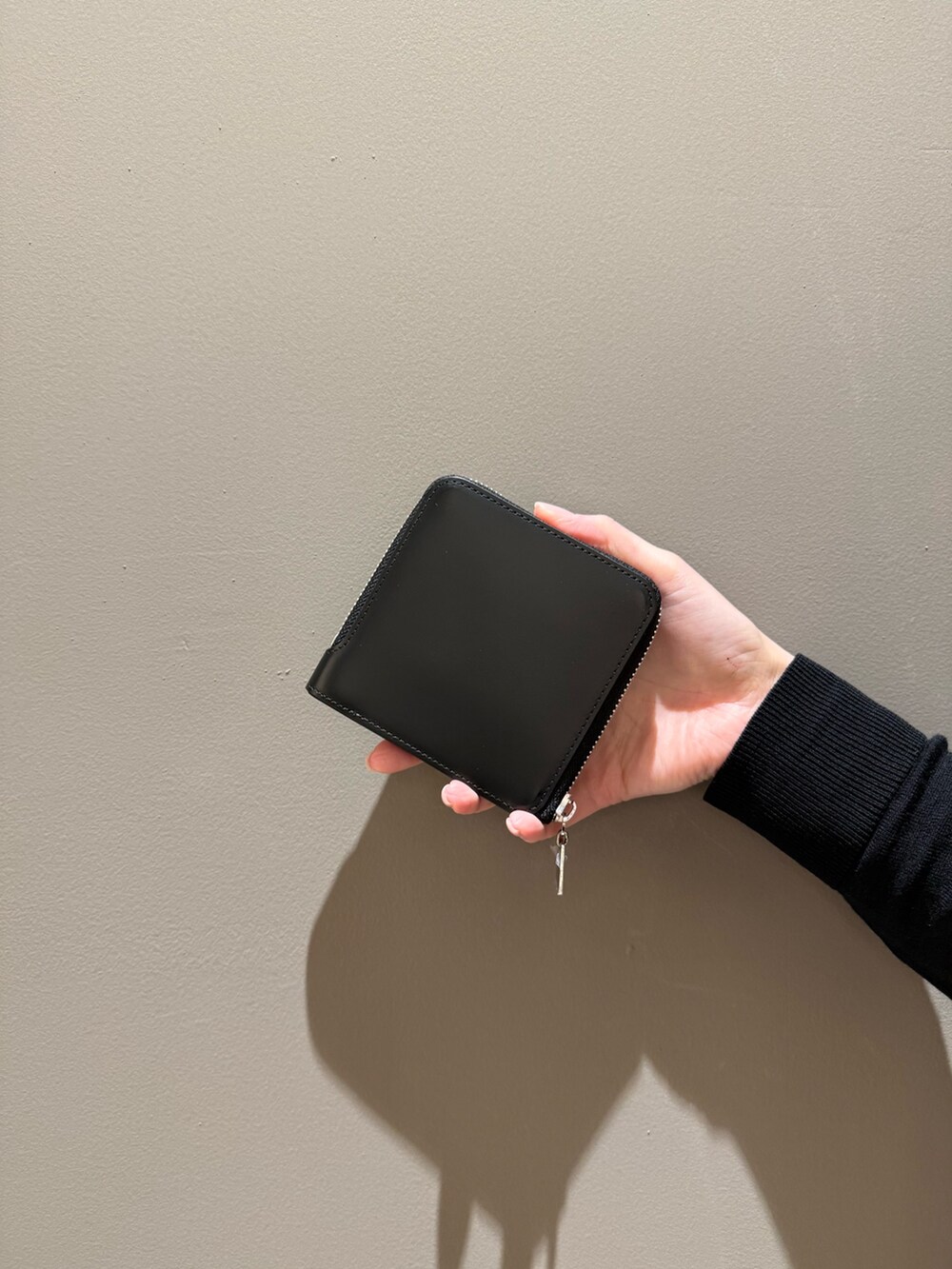 レッド系の財布、ブラック系の財布を着用したレディースの春コーディネートの5枚目の写真