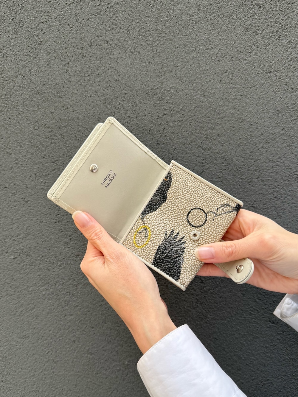 オレンジ系の財布、オレンジ系の財布を着用したレディースの冬コーディネートの6枚目の写真