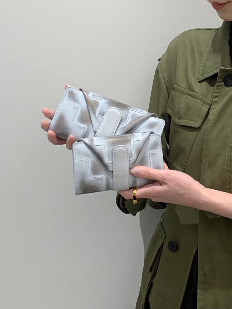 グレー系の財布、グレー系の財布を着用したレディースの春コーディネートの2枚目の写真