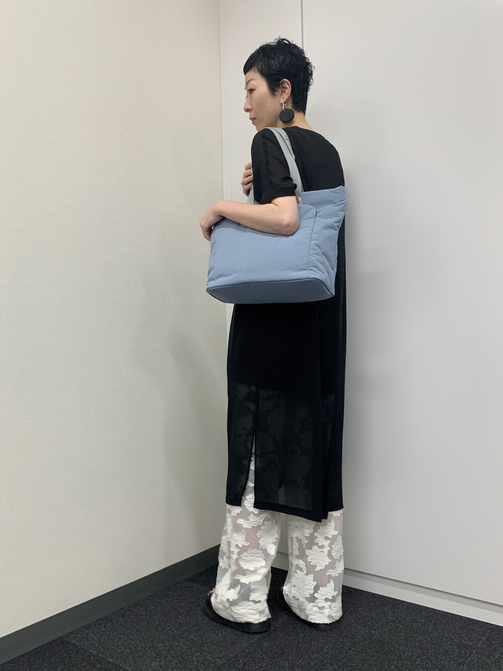 ブルー系のトートバッグを着用したレディースの夏コーディネートの4枚目の写真