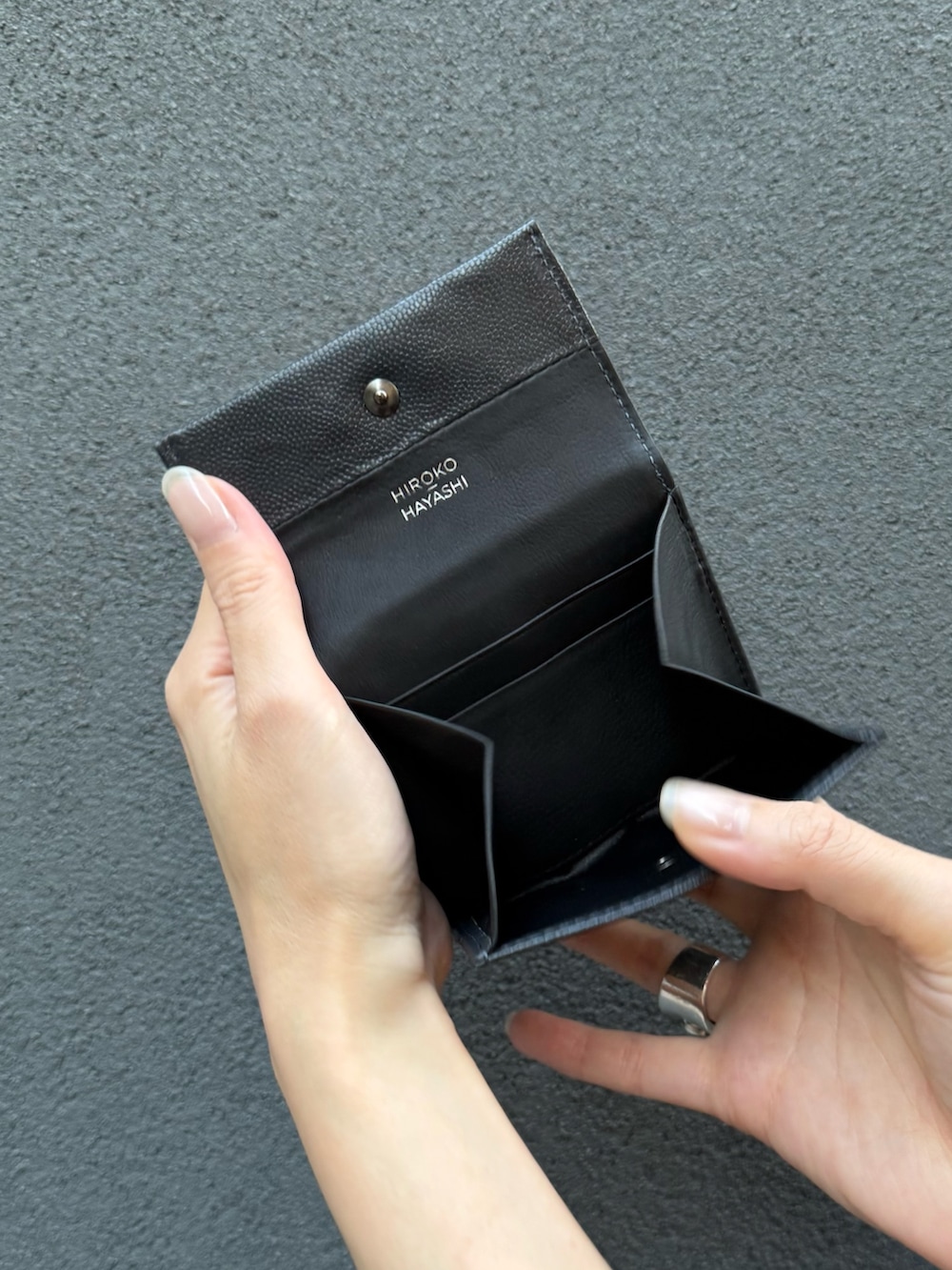 グレー系の財布、グレー系の財布を着用したレディースの秋コーディネートの3枚目の写真