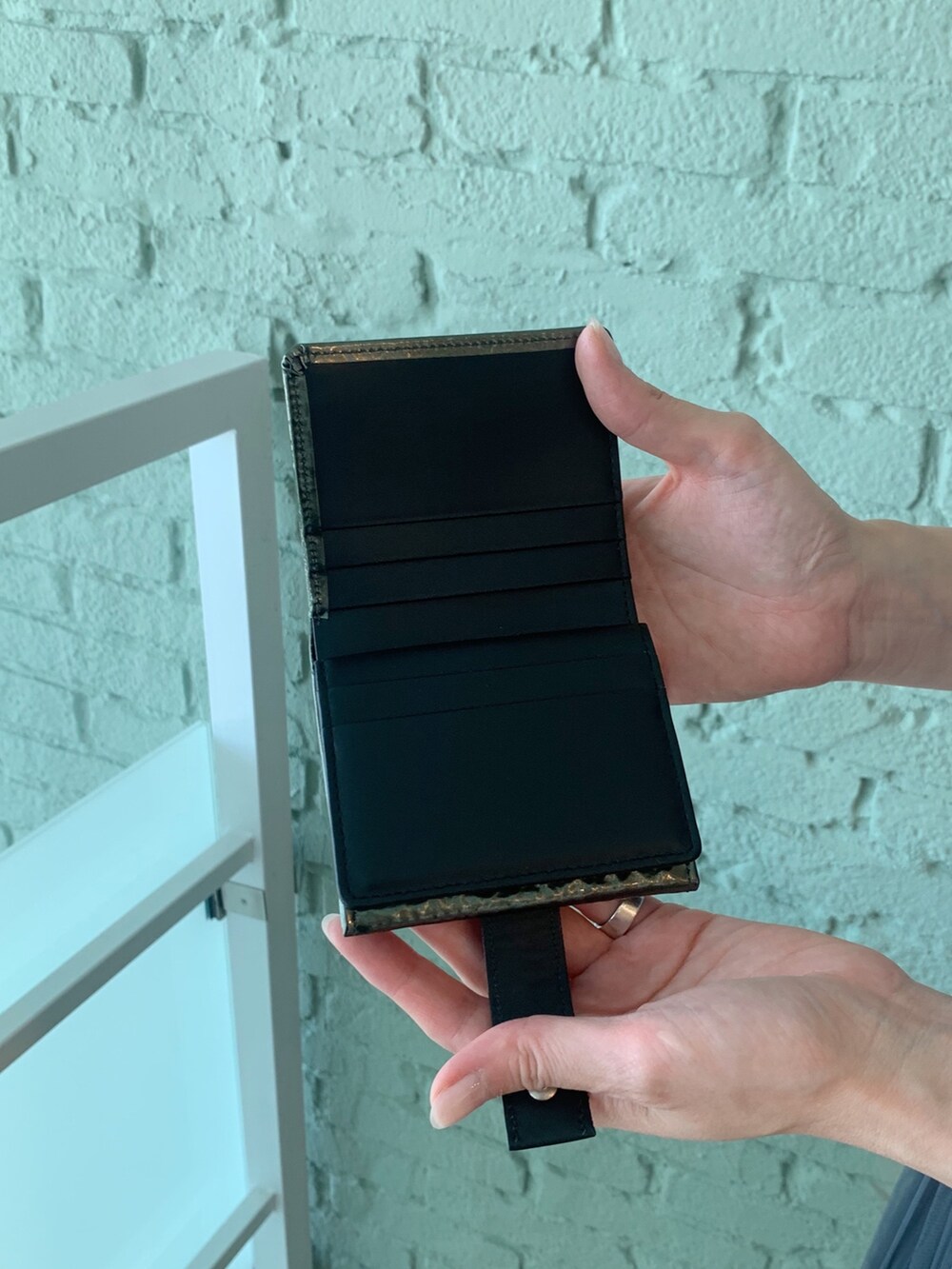 グリーン系の財布、グリーン系の財布を着用したレディースの秋コーディネートの4枚目の写真