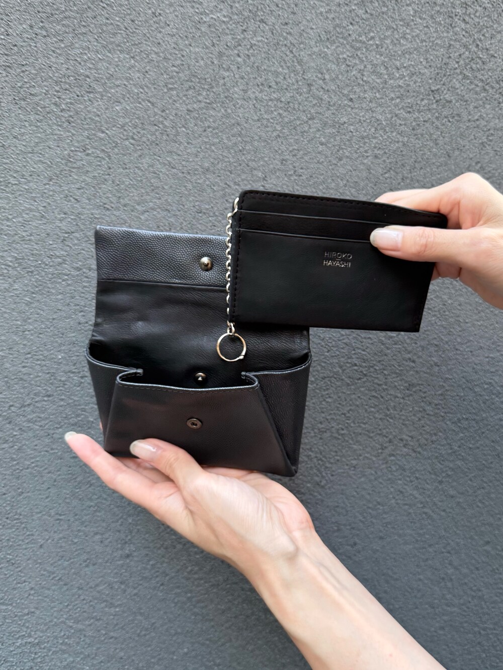 グレー系の財布、グレー系の財布を着用したレディースの秋コーディネートの9枚目の写真