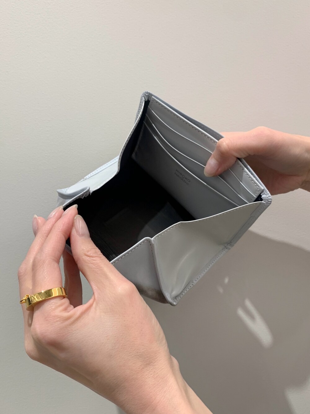 グレー系の財布、グレー系の財布を着用したレディースの春コーディネートの7枚目の写真