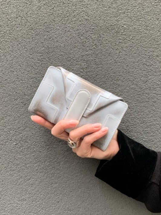 グレー系のショルダーバッグ、グレー系の財布を着用したレディースの春コーディネートの6枚目の写真