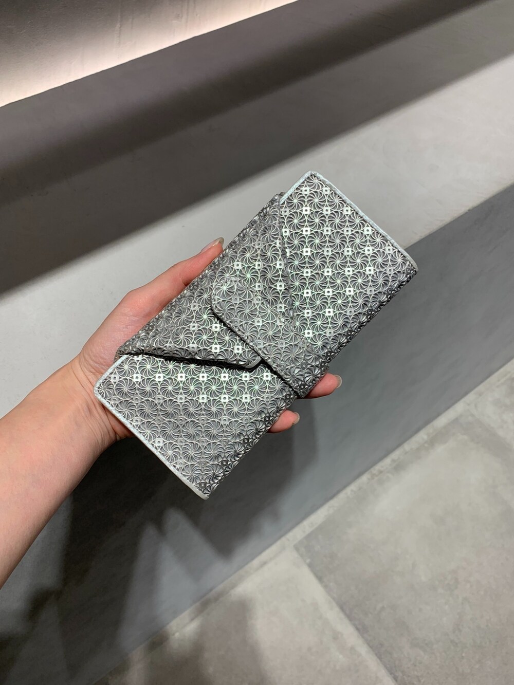 ブラック系の財布、シルバー系の財布を着用したレディースの春コーディネートの2枚目の写真