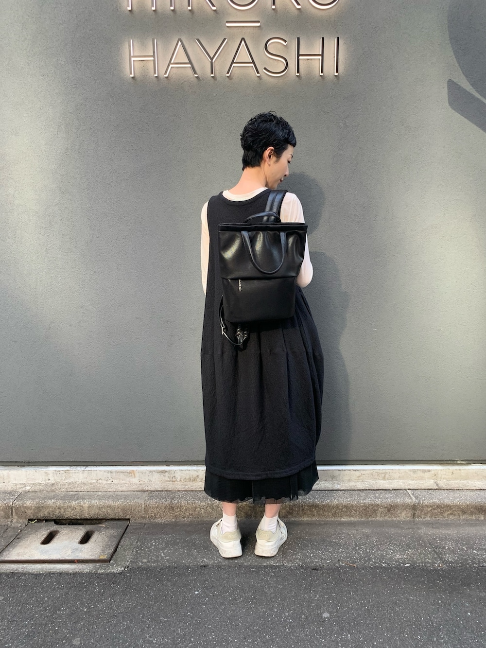 ブラック系のバックパック/リュックを着用したレディースの春コーディネートの3枚目の写真