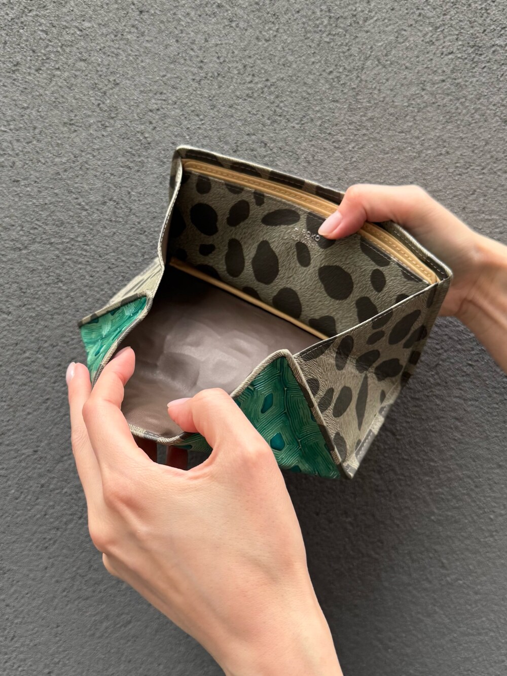 グリーン系の財布、グリーン系の財布を着用したレディースの夏コーディネートの9枚目の写真