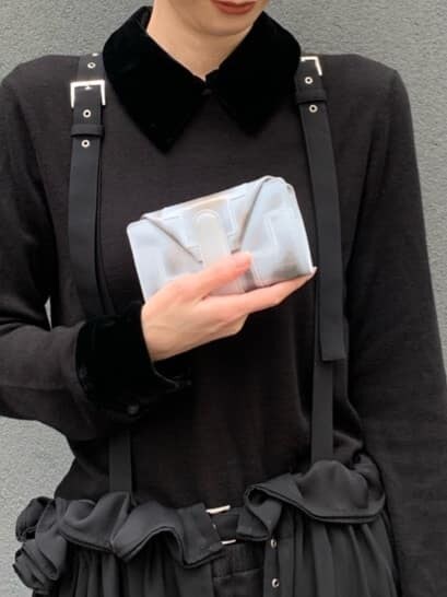 グレー系のショルダーバッグ、グレー系の財布を着用したレディースの春コーディネートの5枚目の写真