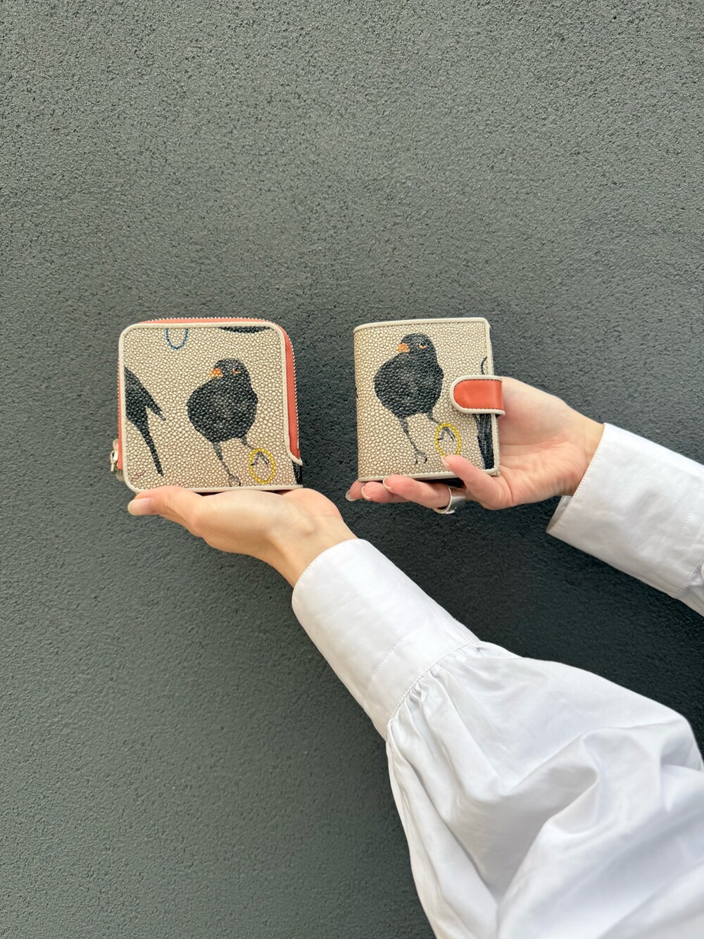 オレンジ系の財布、オレンジ系の財布を着用したレディースの冬コーディネートの2枚目の写真