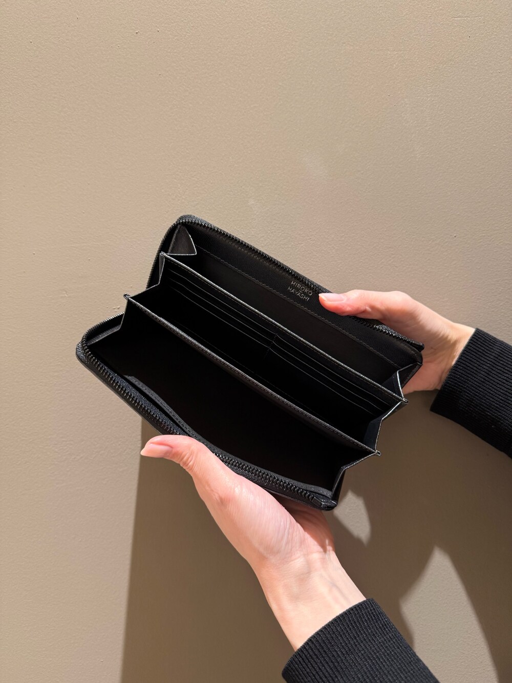 ブラック系の財布、シルバー系の財布を着用したレディースの春コーディネートの5枚目の写真