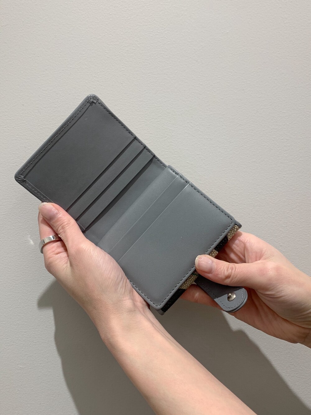 オレンジ系の財布を着用したレディースの春コーディネートの4枚目の写真