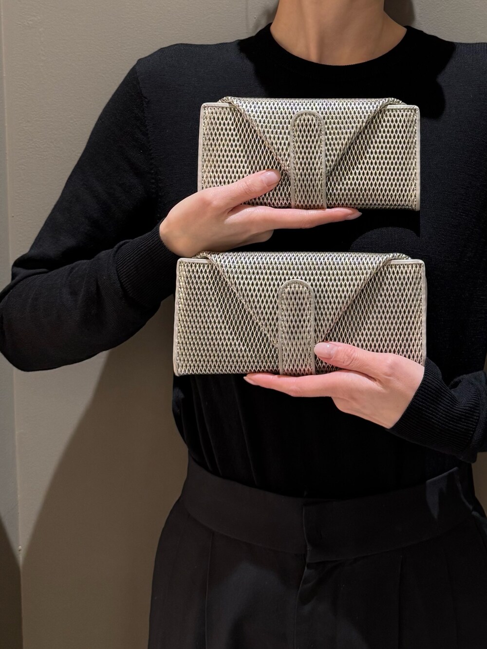 ゴールド系の財布、ゴールド系の財布を着用したレディースの春コーディネートの8枚目の写真