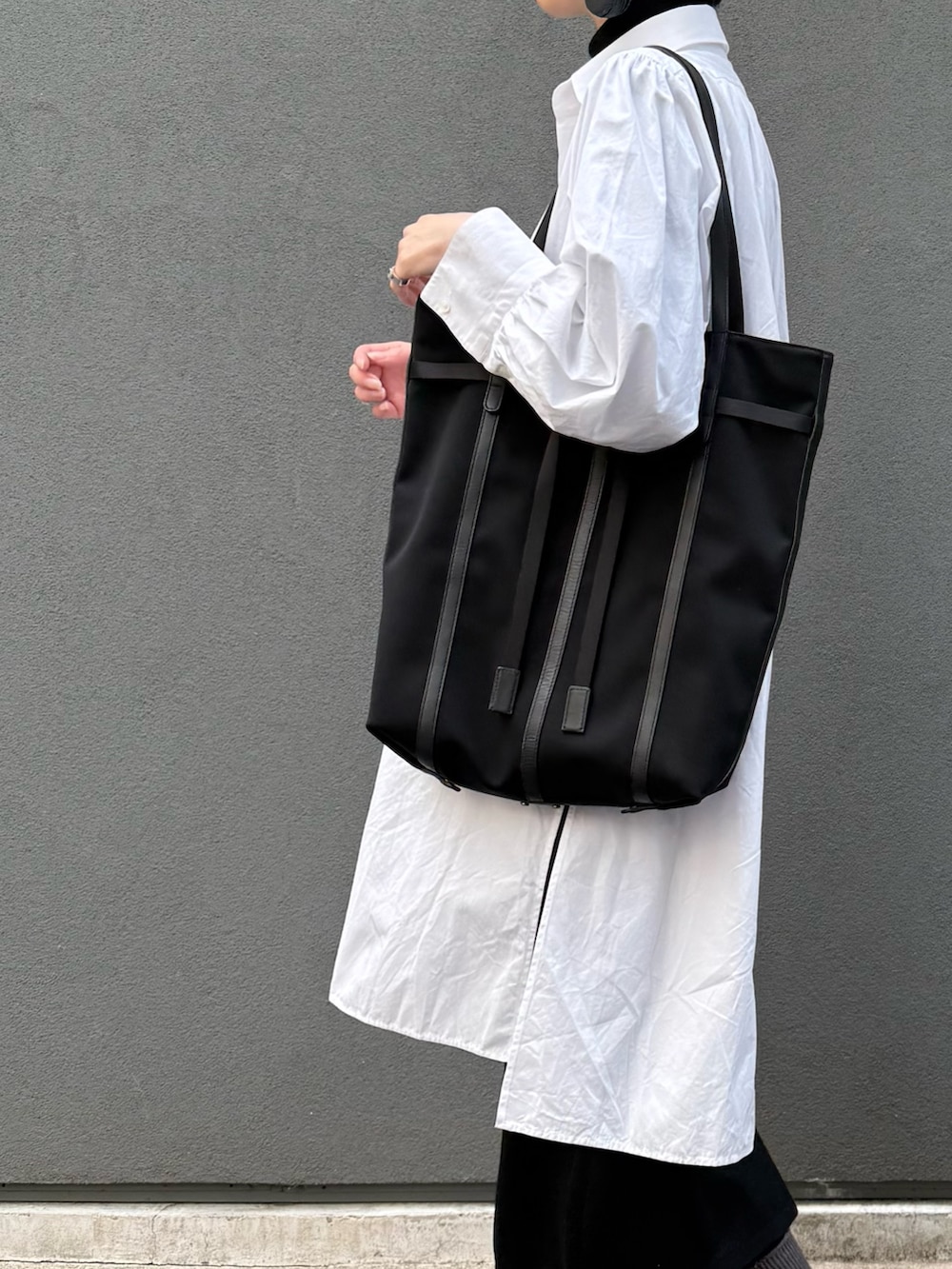 ブラック系のトートバッグを着用したレディースの冬コーディネートの6枚目の写真